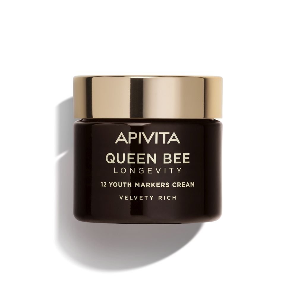 Crèmepot. Opschrift: Apivita Queen Bee Longevity. 12 Youth Markers Cream. Gouden deksel, bruine pot.