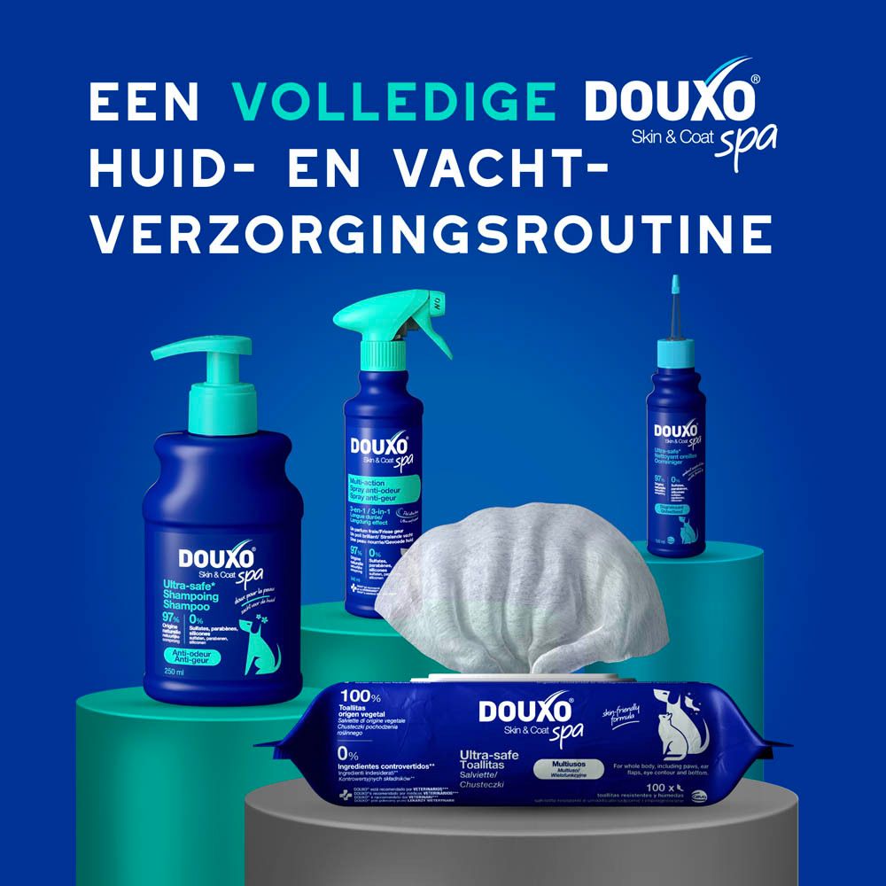 Achterkant van de Douxo SPA Spray fles met productinformatie.