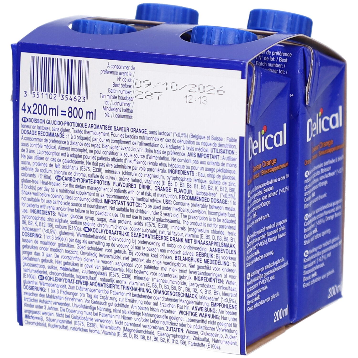 Achterkant van een blauwe kartonnen verpakking met vier drankverpakkingen. Bevat informatie over ingrediënten en vervaldatum.