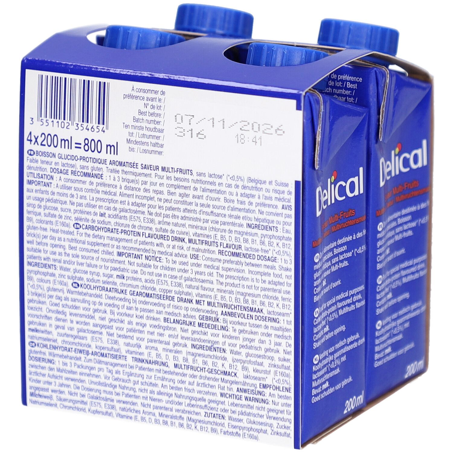 Achterkant van de blauwe verpakking met vier drankjes. Meertalige tekst. Houdbaarheidsdatum: 07/11/2026.