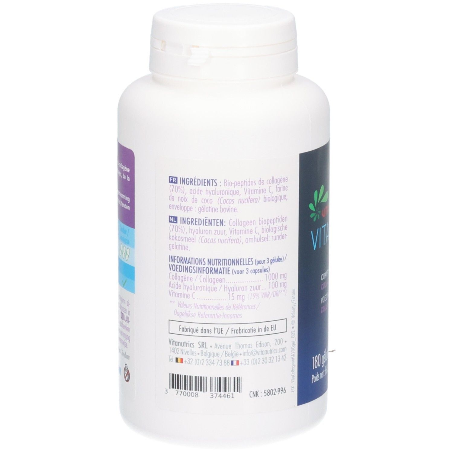 Witte fles met schroefdop. Etiket met ingrediënten en voedingswaarde. Vitanutrics logo.