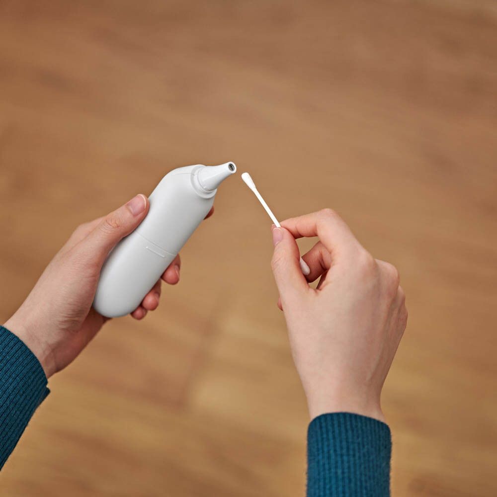 Hand die de Omron Gentle Temp 533 Infrarood oorthermometer vasthoudt. Het display toont 36.8°C.