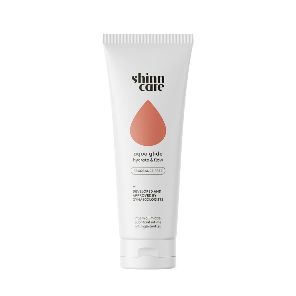 Witte tube met productnaam en oranje druppel. Tekst: aqua glide, hydrate & flow, fragrance free.