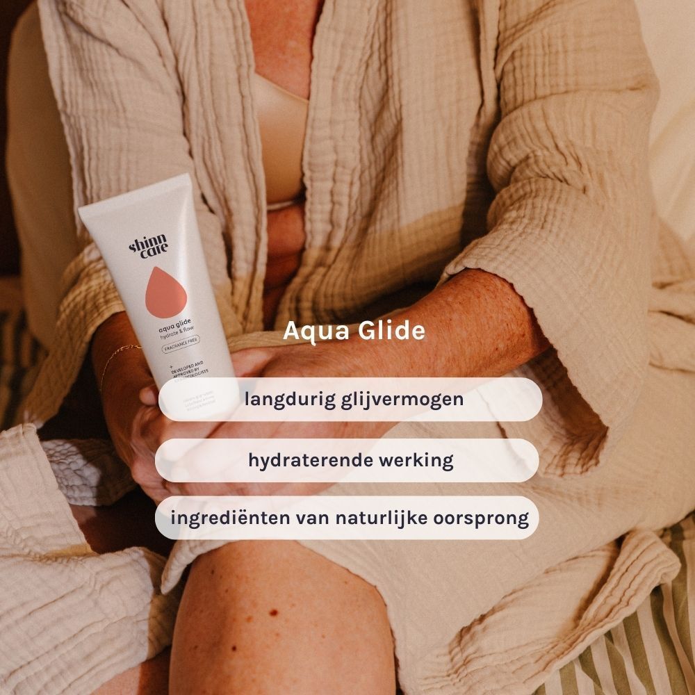 Persoon houdt een tube vast. Tekst: Aqua Glide, langdurig glijvermogen, hydraterende werking, ingrediënten van natuurlijke oorsprong.