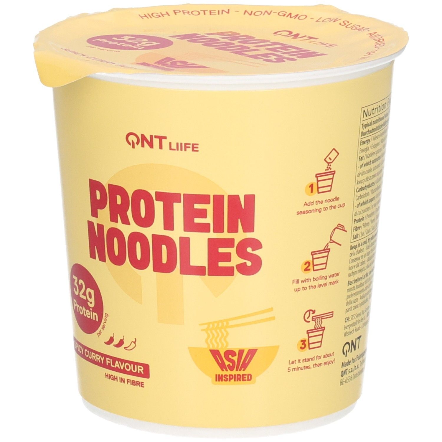QNT Protein Noodles, saveur Spicy Curry, avec instructions de préparation : ajouter de l'eau, mélanger, laisser reposer.