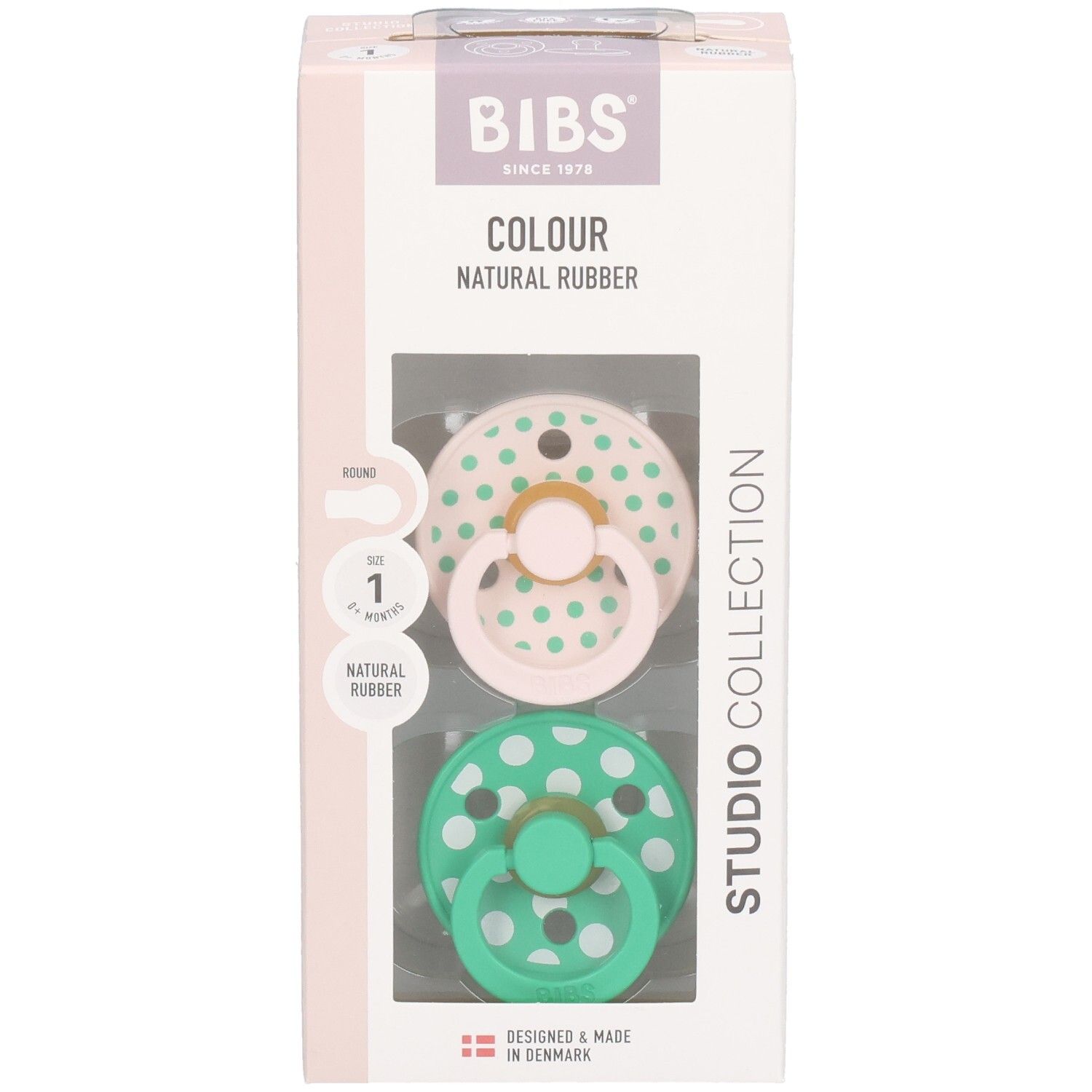 Verpakking met twee fopspenen. Roze en groene spenen met witte stippen. Merk: BIBS. Natuurrubber.