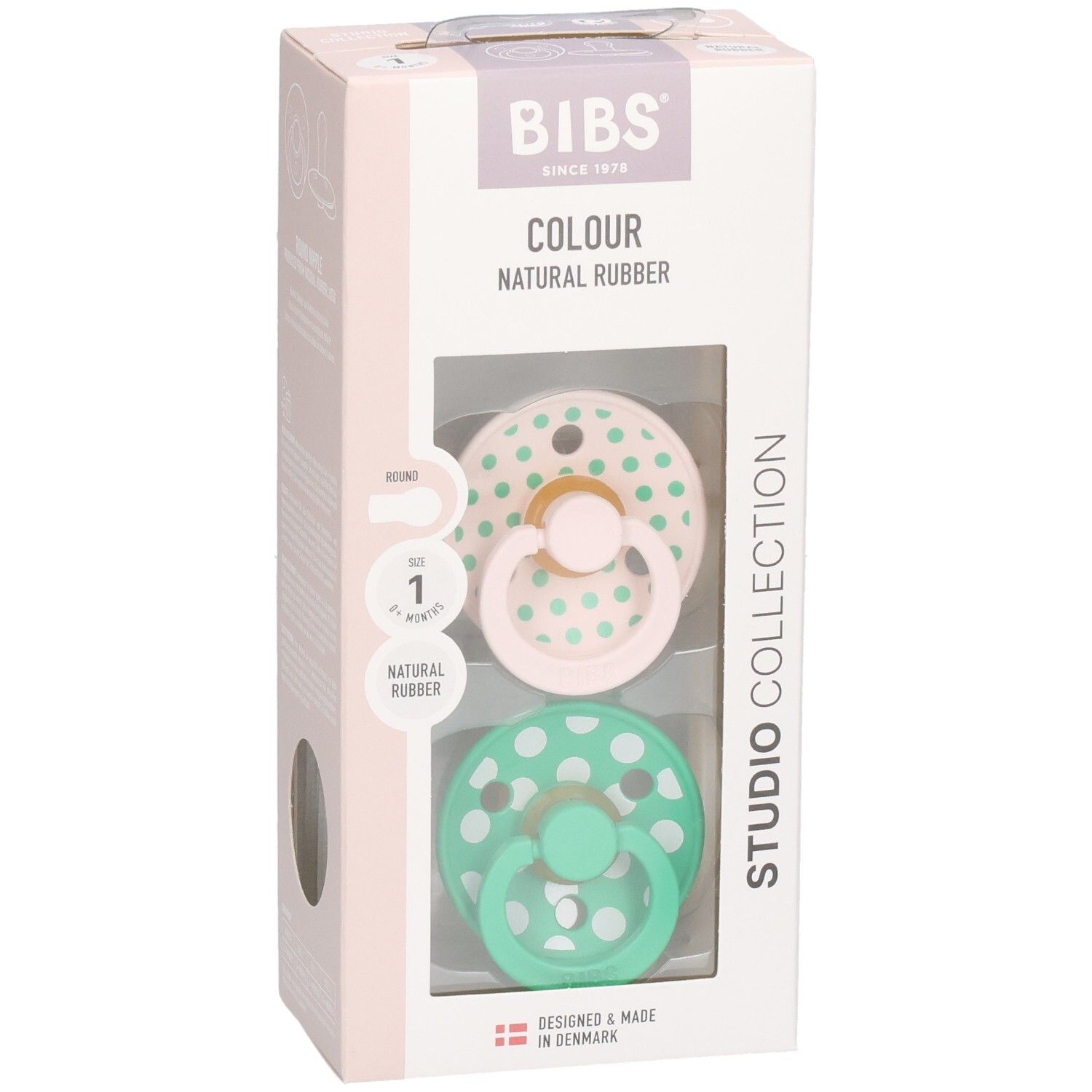 Verpakking met twee fopspenen. Roze en groene spenen met witte stippen. Merk: BIBS. Natuurrubber.