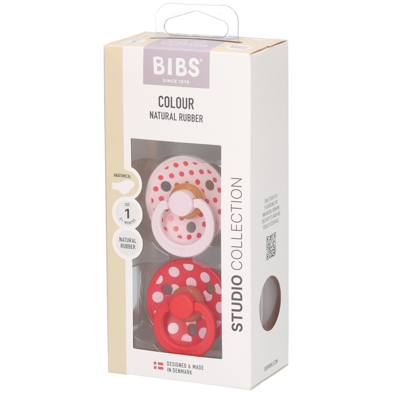 Verpakking met twee fopspenen. Rode en roze fopspeen met witte stippen. Merk BIBS, Studio Collection. Anatomisch, natuurlijk rubber.