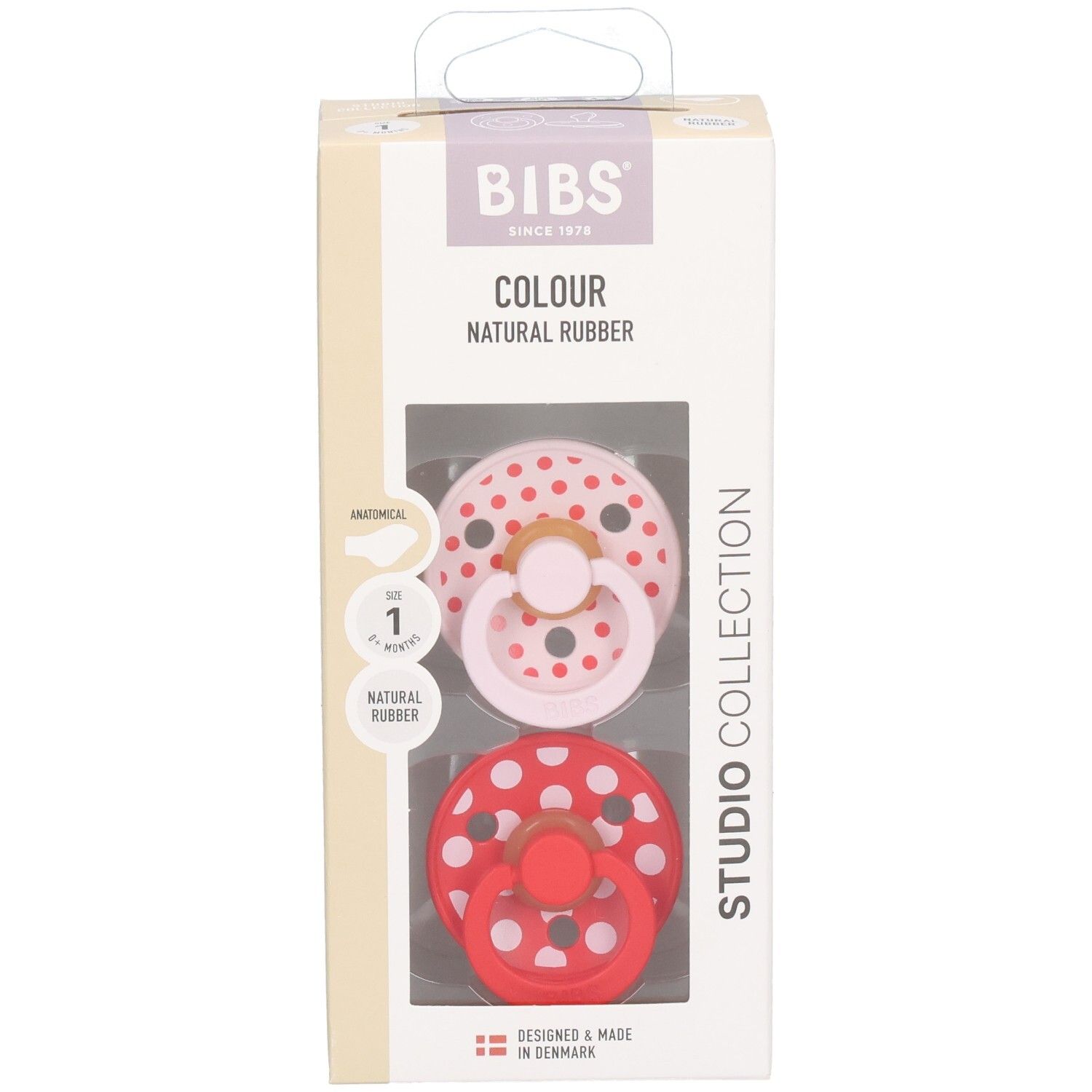 Verpakking met twee fopspenen. Rode en roze fopspeen met witte stippen. Merk BIBS, Studio Collection. Anatomisch, natuurlijk rubber.