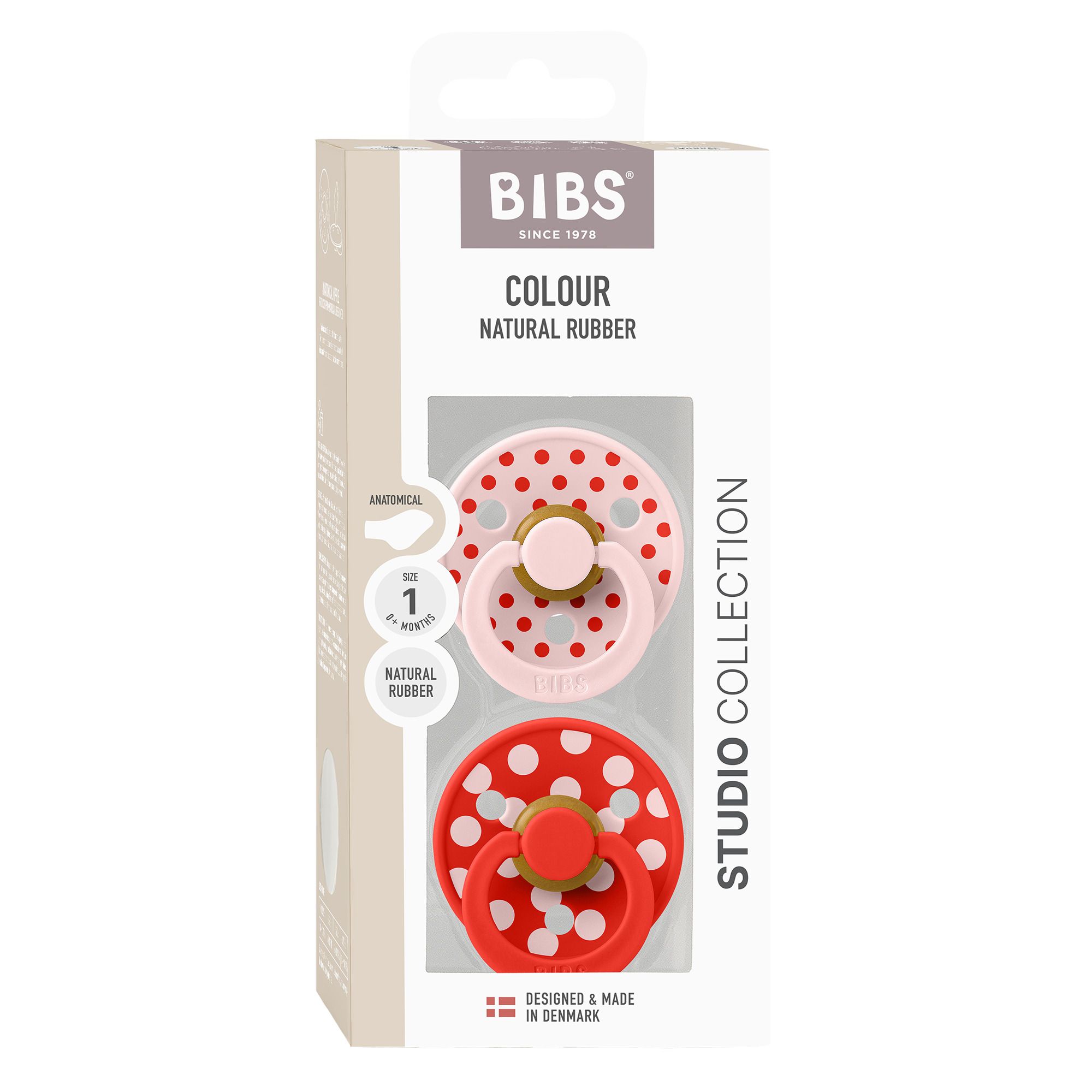Verpakking met twee fopspenen. Rode en roze fopspeen met witte stippen. Merk BIBS, Studio Collection. Anatomisch, natuurlijk rubber.