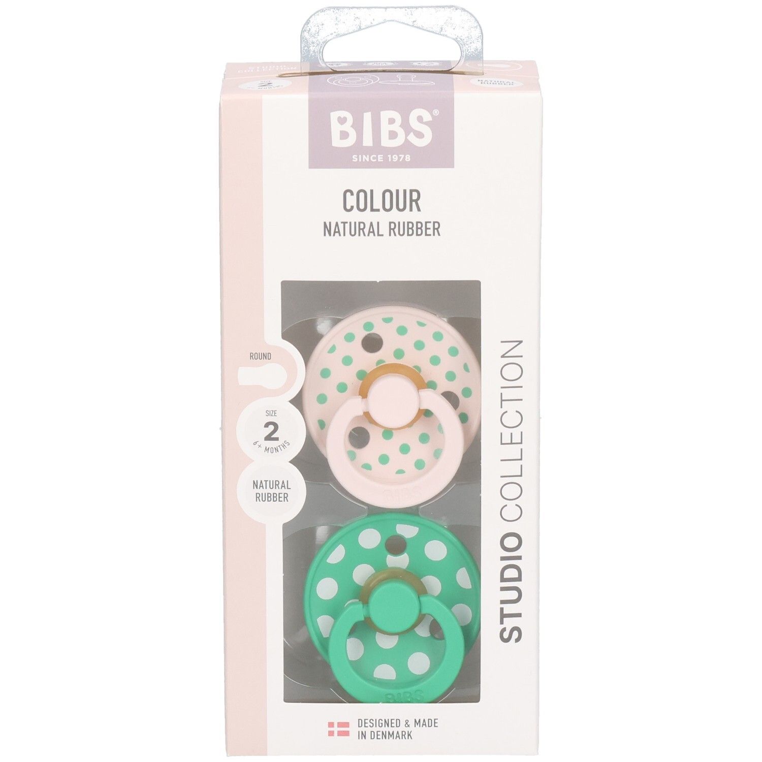 Verpakking met twee fopspenen. Roze en groene spenen met witte stippen. Merk: BIBS. Natuurrubber.