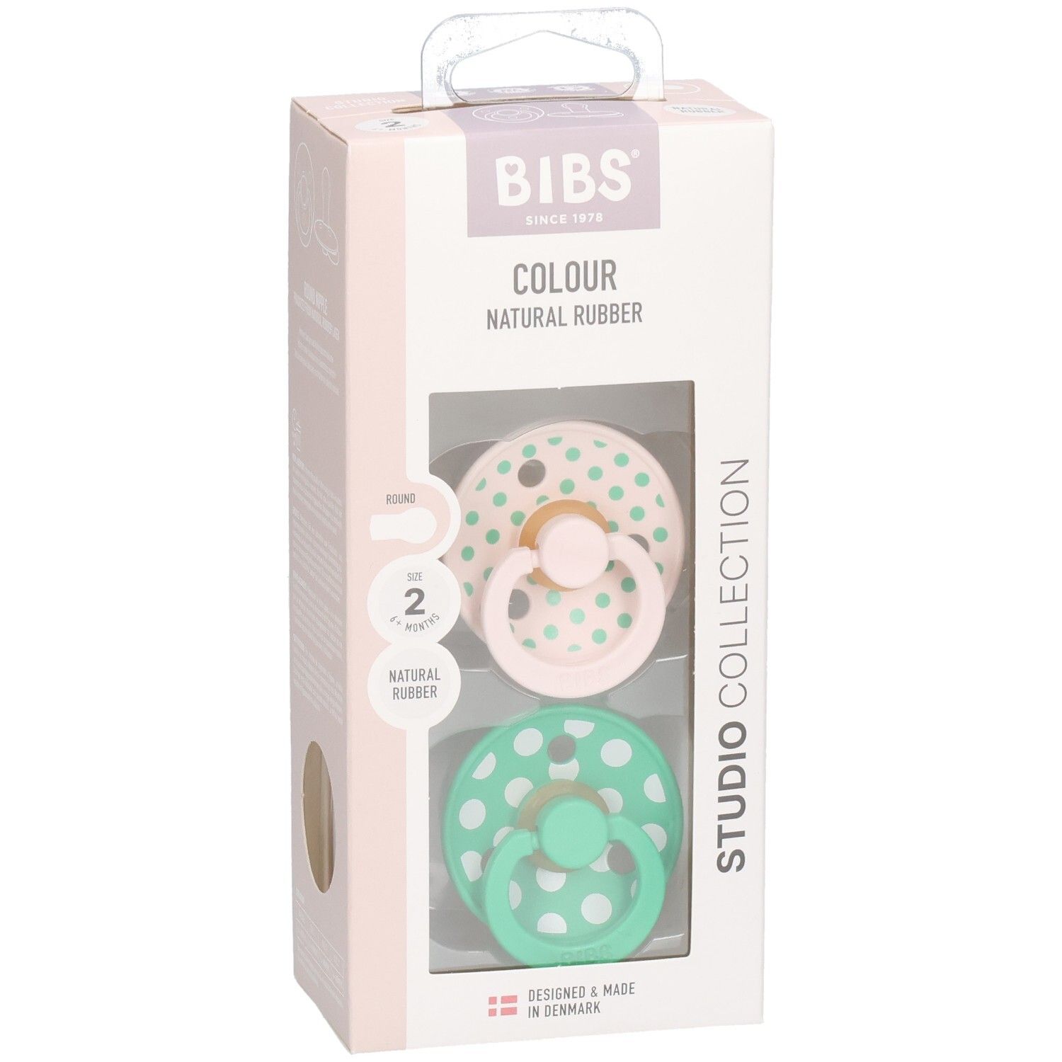 Verpakking met twee fopspenen. Roze en groene spenen met witte stippen. Merk: BIBS. Natuurrubber.