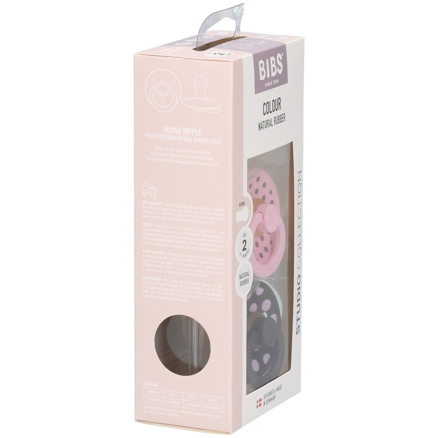 Zijaanzicht van de verpakking met twee fopspenen. Merk: BIBS. Tekst: Colour, Natural Rubber, Studio Collection. Venster.