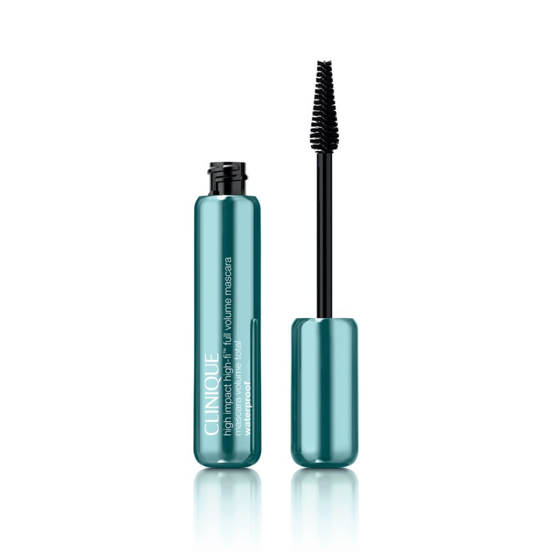 Flacon et brosse de mascara. Flacon turquoise, brosse noire. Texte: Clinique, High Impact Hi-Fi Full Volume Mascara, waterproof.