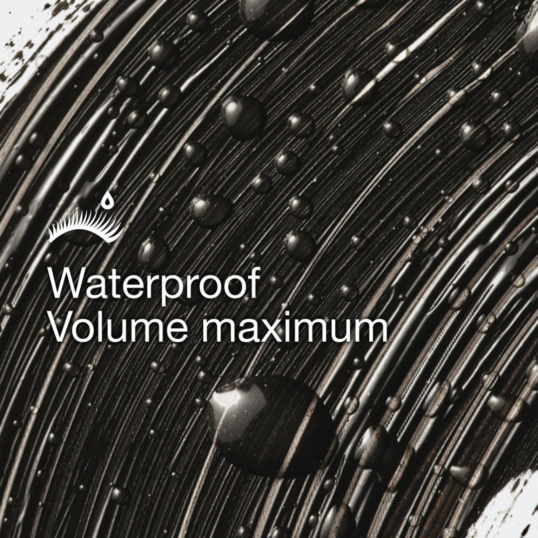 Gros plan sur un trait de mascara avec texte: Waterproof, Volume maximum.