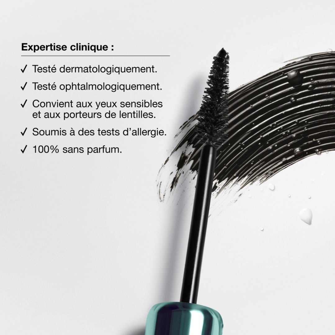 Brosse à mascara et trait de mascara. Texte: testé dermatologiquement, ophtalmologiquement, convient aux porteurs de lentilles.