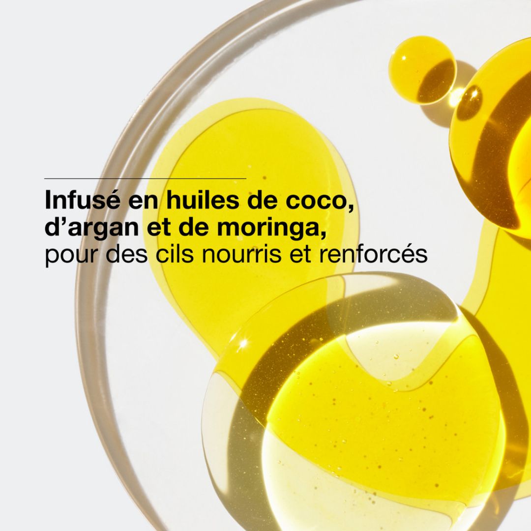 Gros plan sur des huiles. Texte: Infusé d'huiles de coco, d'argan et de moringa, pour des cils nourris et renforcés.