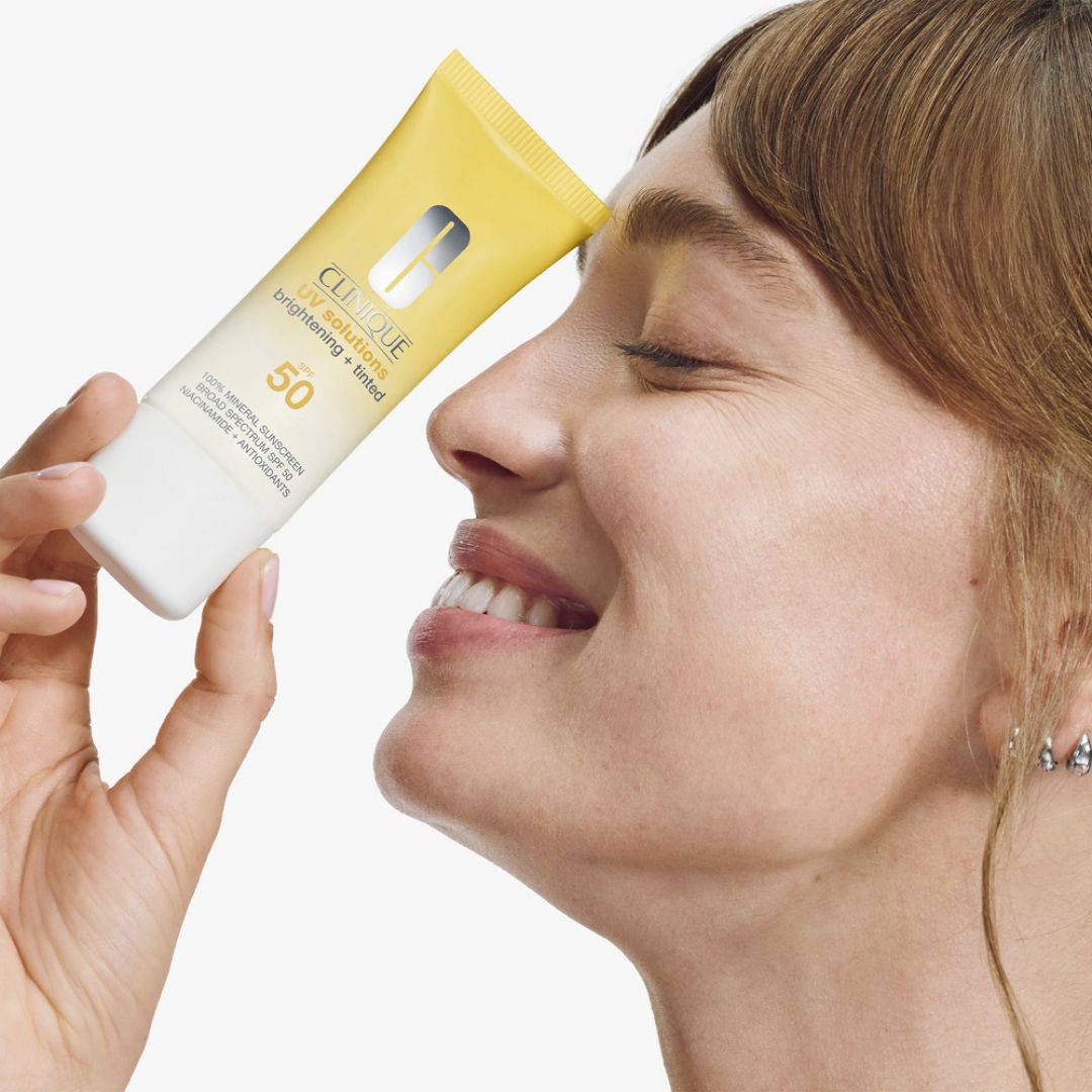 Côté de la boîte de crème solaire Clinique avec ingrédients et certifications.