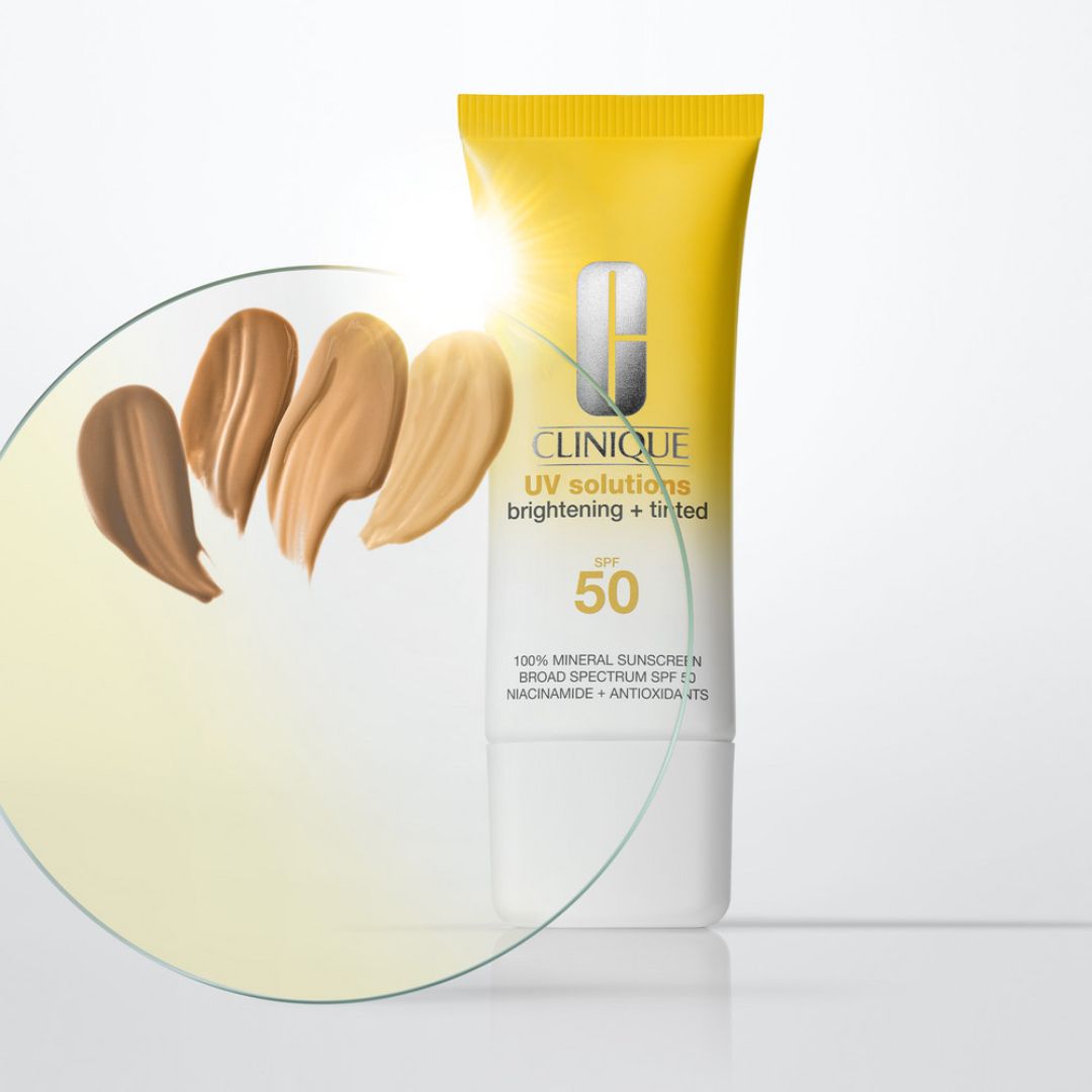 Boîte de crème solaire Clinique SPF 50, teinte Deep, avec informations produit.