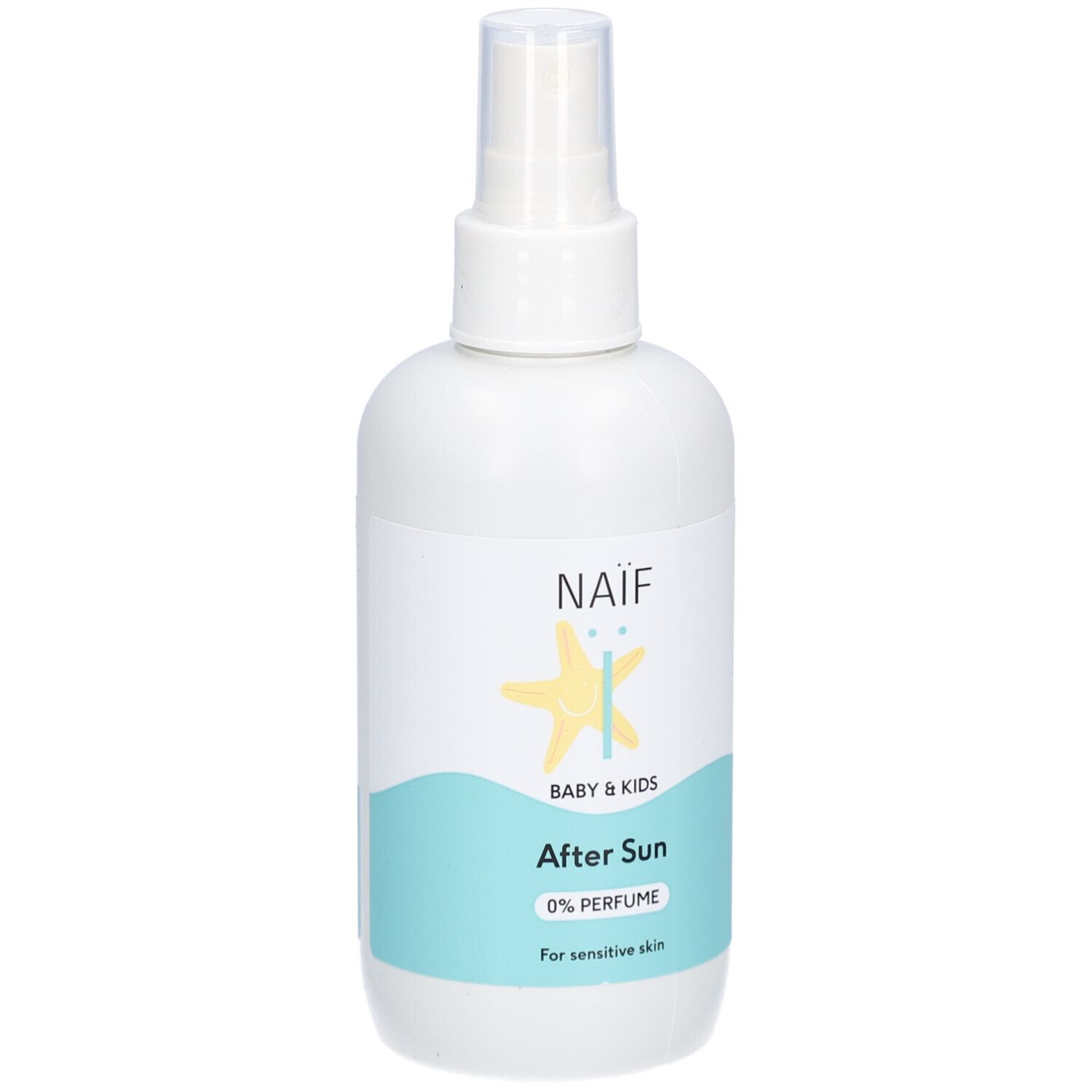 Witte sprayfles met blauw etiket. Opschrift: NAÏF, After Sun, 0% Parfum. Voor de gevoelige huid.