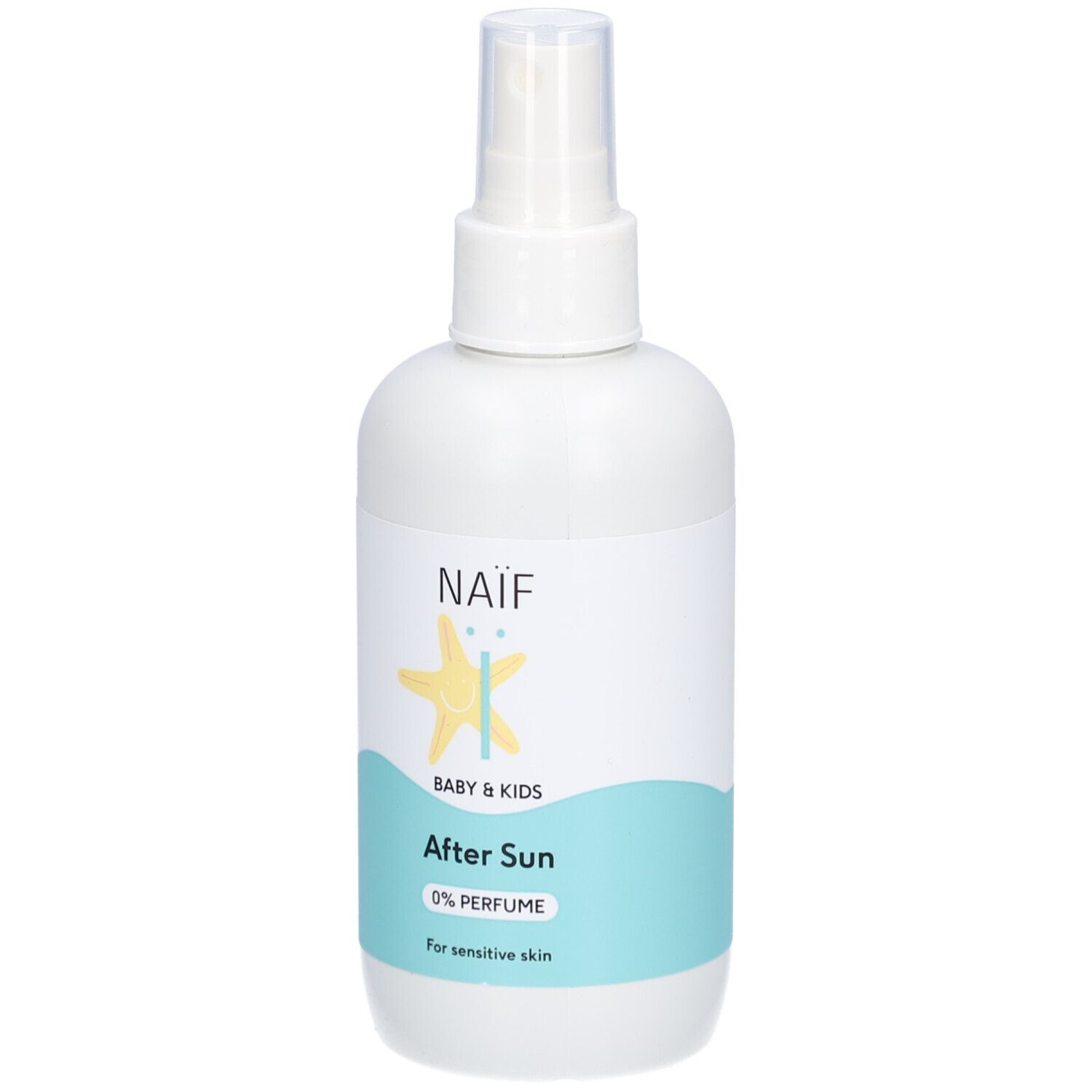 Witte sprayfles met blauw etiket. Opschrift: NAÏF, After Sun, 0% Parfum. Voor de gevoelige huid.