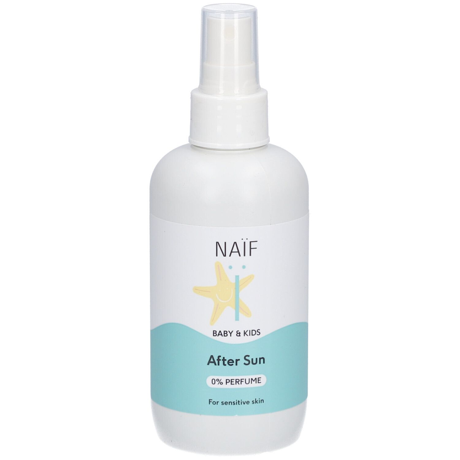 Witte sprayfles met blauw etiket. Opschrift: NAÏF, After Sun, 0% Parfum. Voor de gevoelige huid.