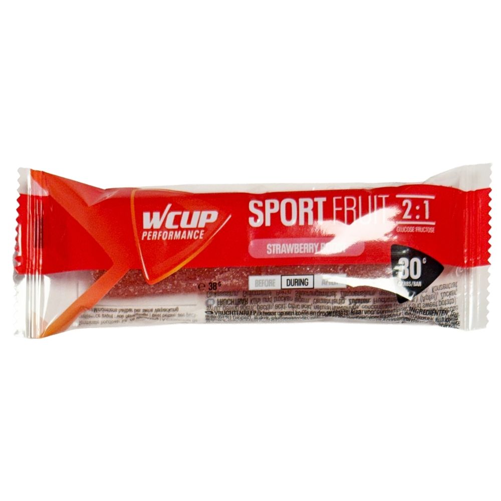 WCUP Sport Fruit reep aardbeiensmaak. Rode verpakking met logo en "2:1" aanduiding. "During" en "-30°" zichtbaar.