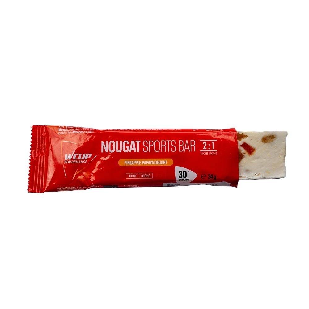Wcup Nougat Sports Bar reep, gedeeltelijk uitgepakt, met stukjes ananas en papaya.