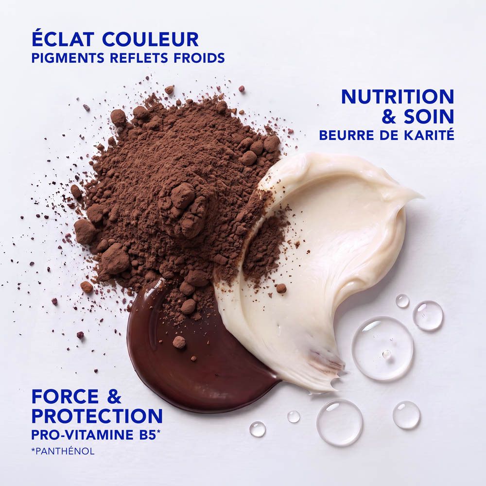 Poudre brune, crème blanche et gouttes de liquide clair sur fond blanc. Texte : Pigments froids, beurre de karité, provitamine B5.