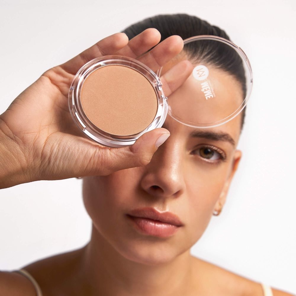 Bronzing powder „La Poudre Bonne Mine“ in een open verpakking, van de zijkant bekeken.