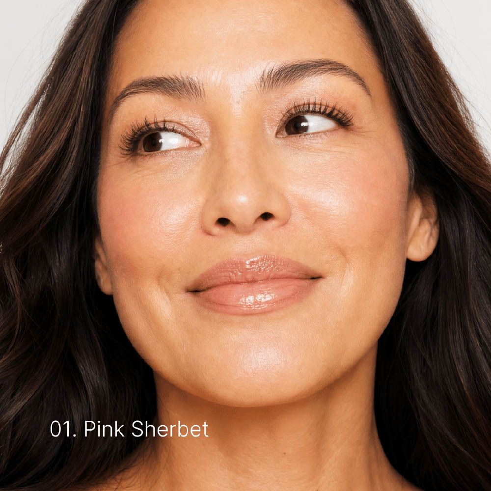 Mannequin portant le Couleurs de Noir Peptide Lip Glaze 01 Pink Sherbet.