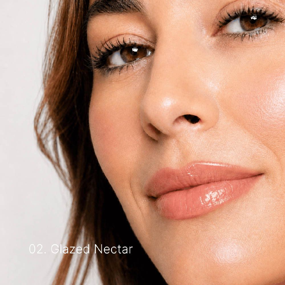 Flacon applicateur du Couleurs de Noir Peptide Lip Glaze 02 Glazed Nectar, gros plan sur l'applicateur avec le produit.