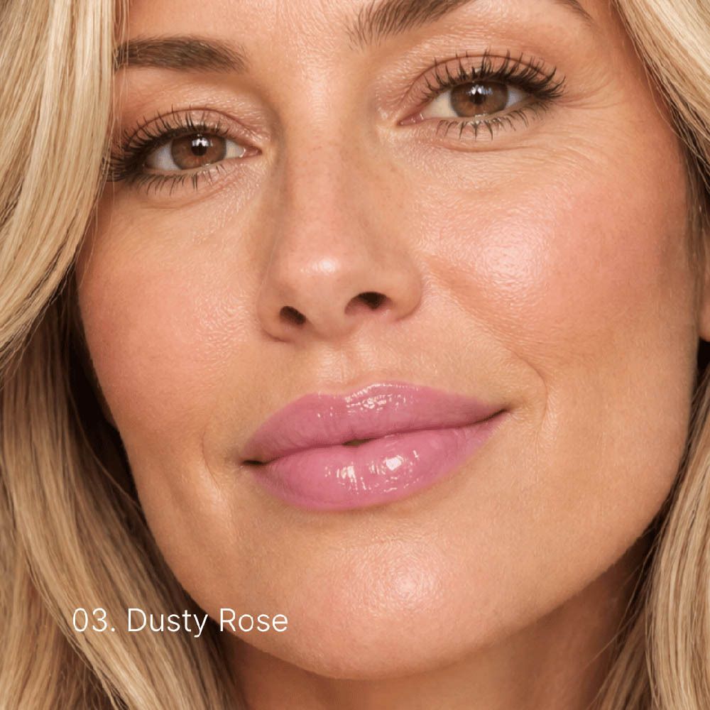 Zijaanzicht van de verpakking met barcode en productinformatie voor Couleurs de Noir Peptide Lip Glaze 03.