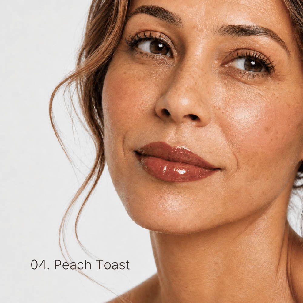Close-up van een vrouw met glanzende perzikkleurige lippen. Tekst: 04. Peach Toast.