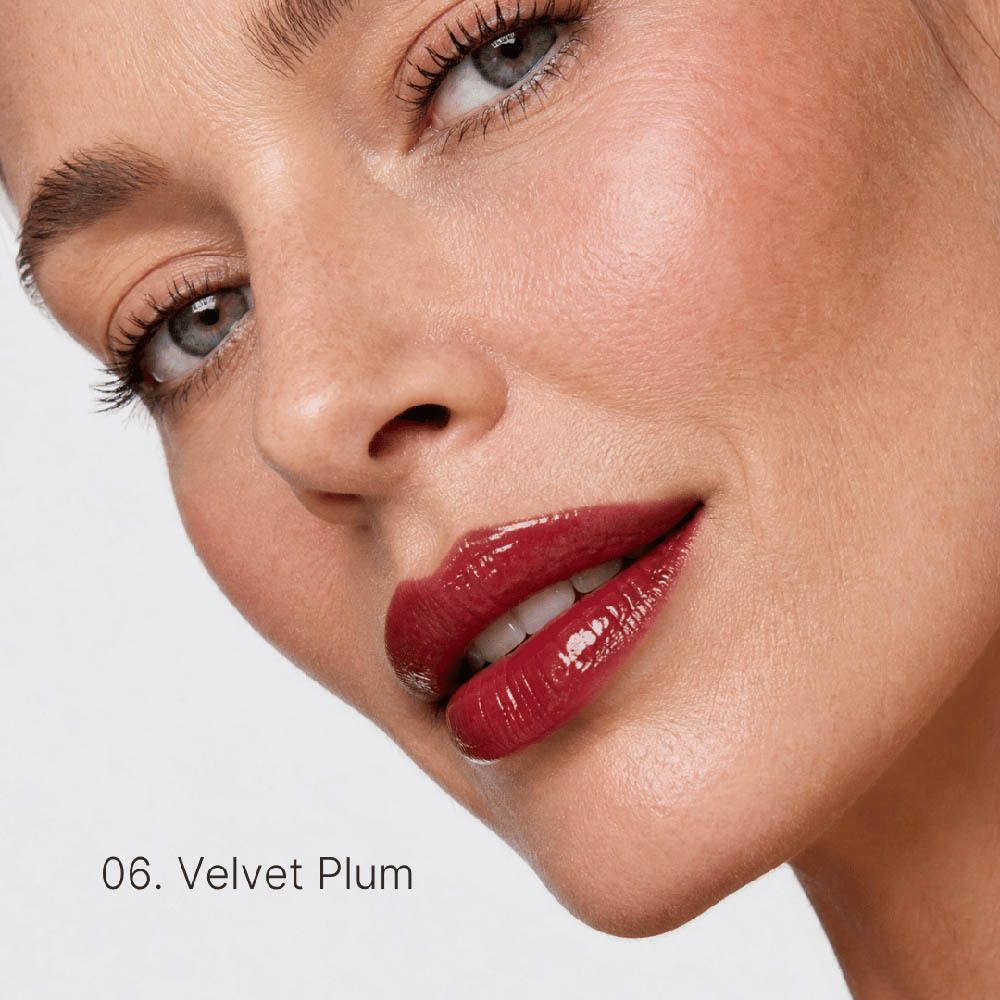 Kleurstaal van de Couleurs de Noir Peptide Lip Glaze 06 Velvet Plum op lichte ondergrond.