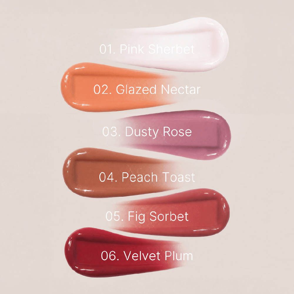 Lippenmake-up look met Couleurs de Noir Peptide Lip Glaze 06 Velvet Plum.