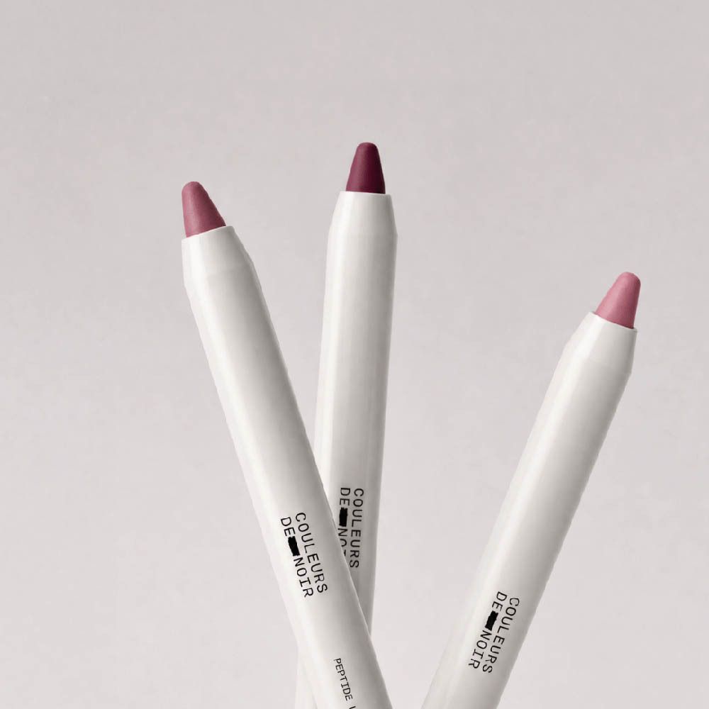 Verpakking van de lipliner 'Couleurs de Noir Peptide Lip Contour 04 Velvet Plum'.