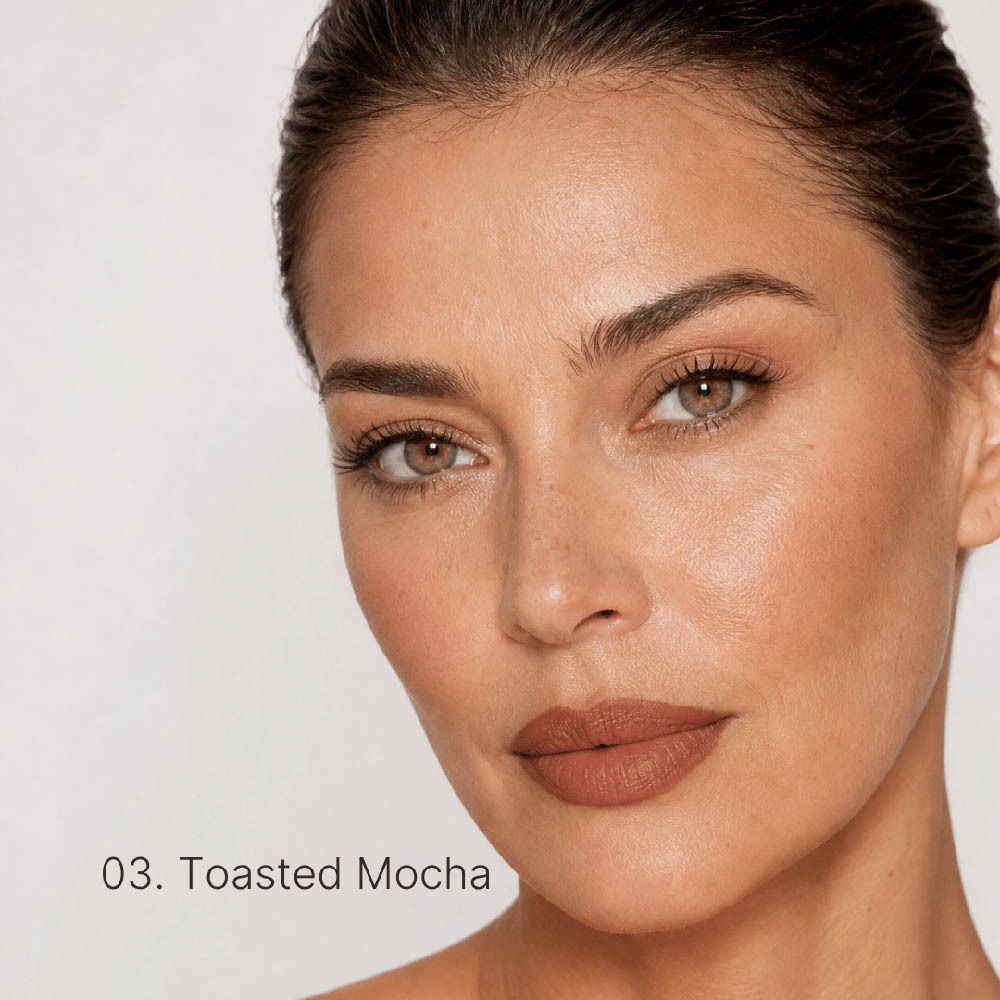 Lippenstift kleurstaal in een warme bruine tint, nummer 03 Toasted Mocha.