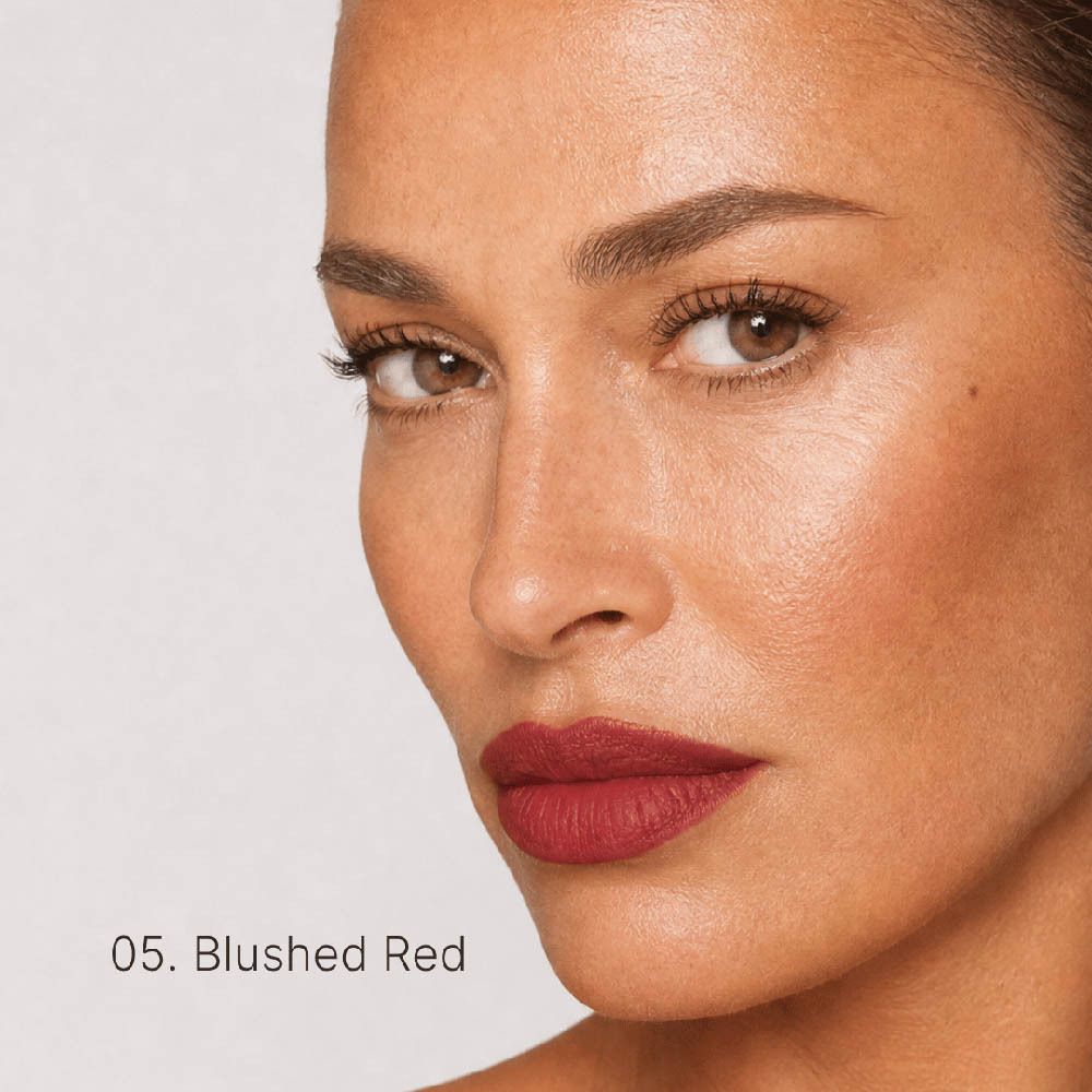 Lippenstift kleur 05 Blushed Red, aangebracht als kleurstaal.