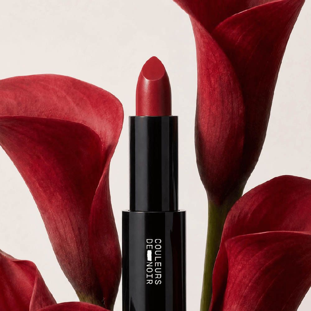 Portret van een vrouw met lippenstift kleur 05 Blushed Red op.
