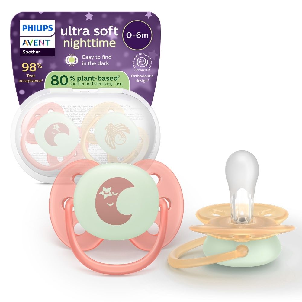 Twee fopspenen, één buiten de verpakking. Verpakking met productnaam en logo. Aanbevolen voor 0-6 maanden. Orthodontisch design.