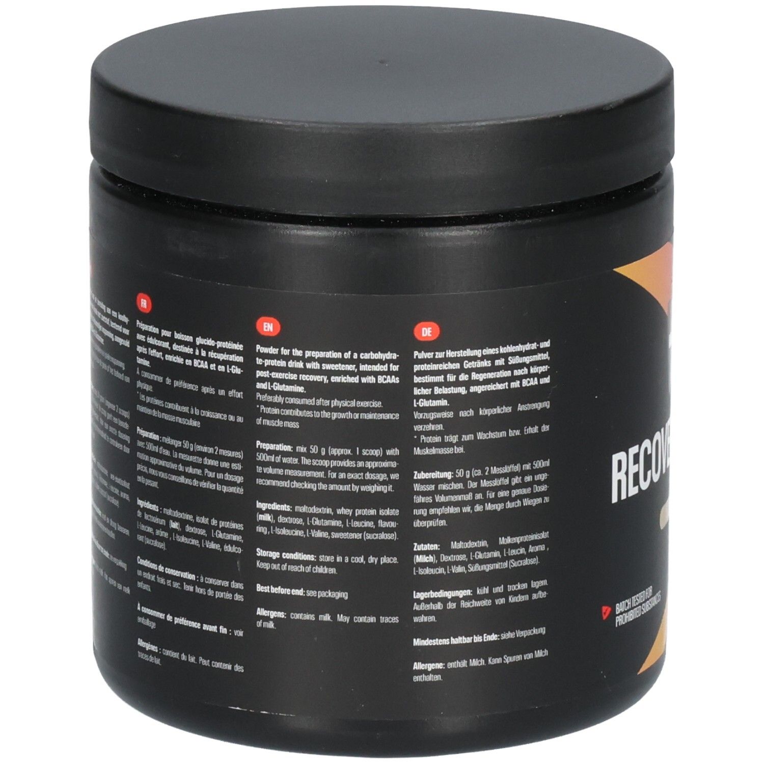 Achterkant van een zwarte container met Wcup Recovery Shake Vanilla 450g, voedingswaarden en gebruiksaanwijzing.