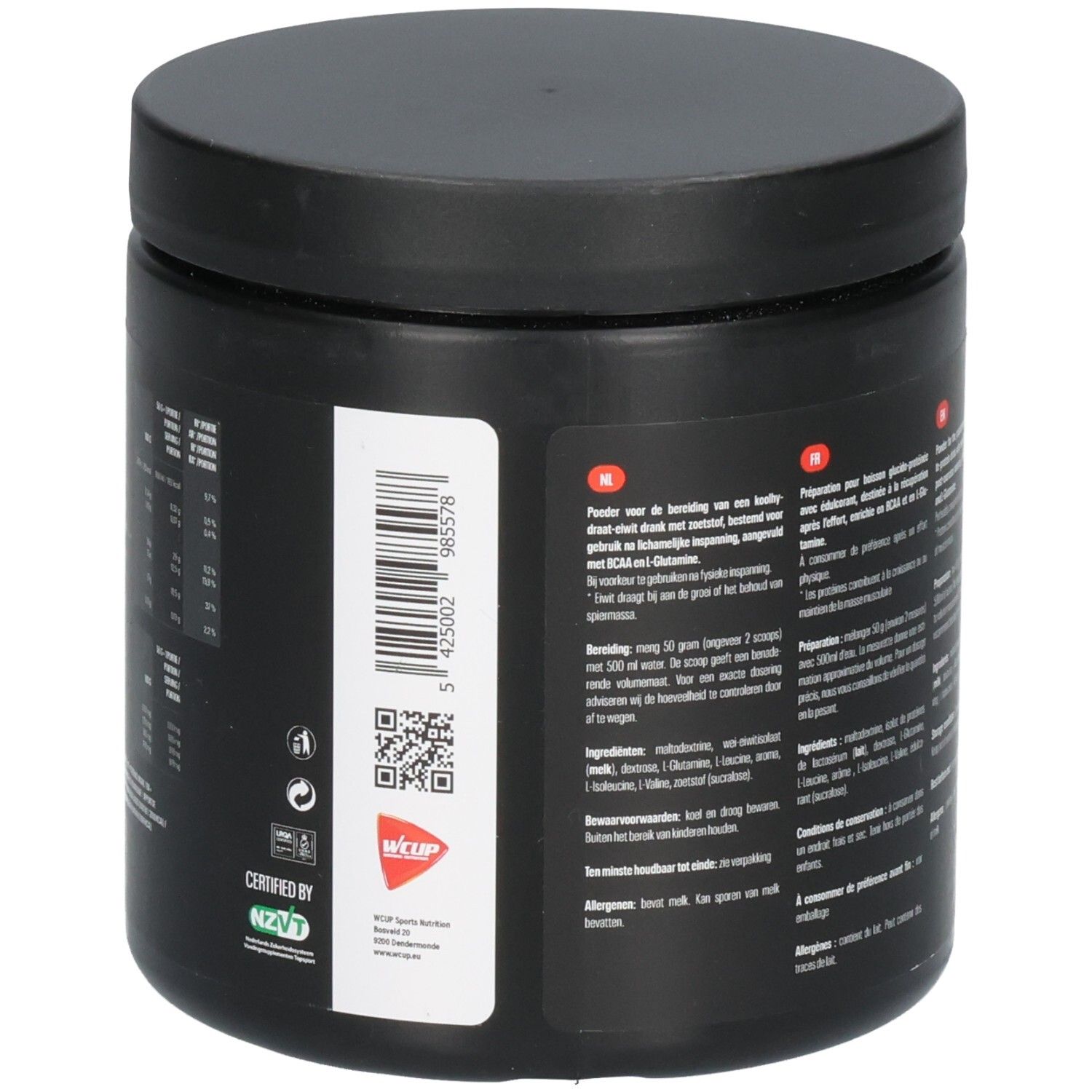Zijkant van een zwarte container met Wcup Recovery Shake Vanilla 450g, barcode, QR-code en certificeringszegel.