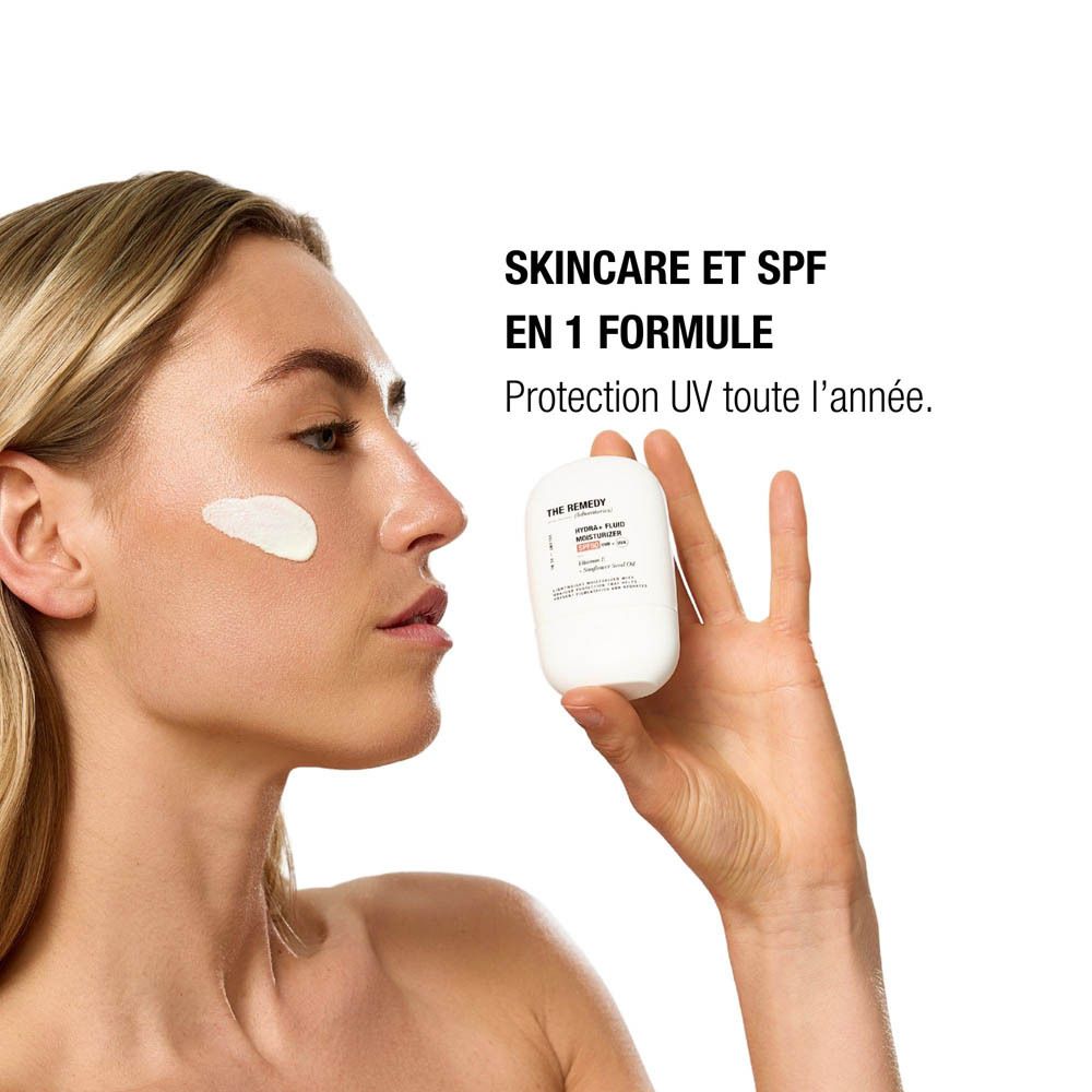 Femme appliquant Hydra+ Fluid Moisturizer SPF50, "Skincare et SPF en 1 formule".