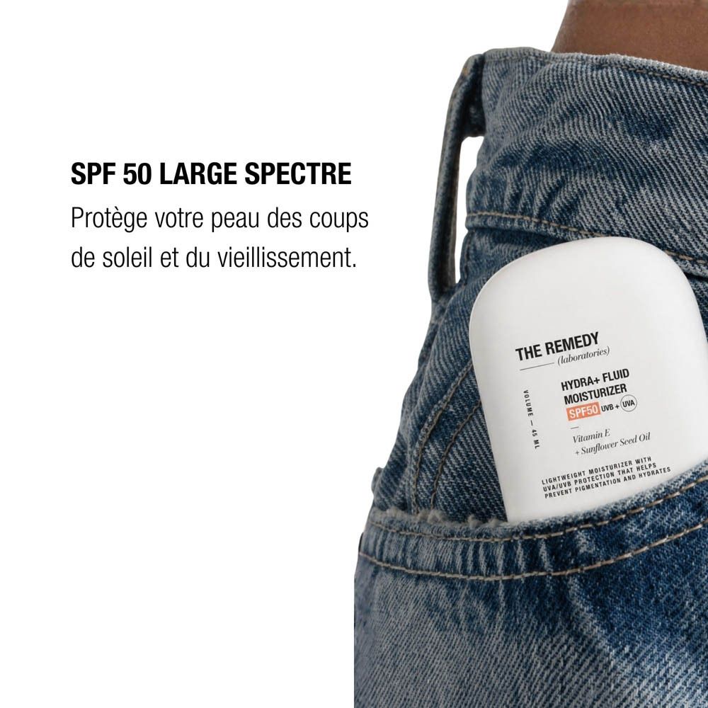 Hydra+ Fluid Moisturizer SPF50 dans une poche de jean, "SPF 50 large spectre".