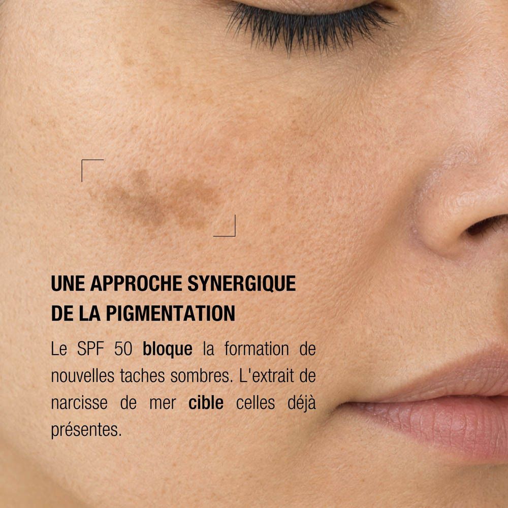 Femme tenant Hydra+ Fluid Moisturizer SPF50 près de son nez, souriante.