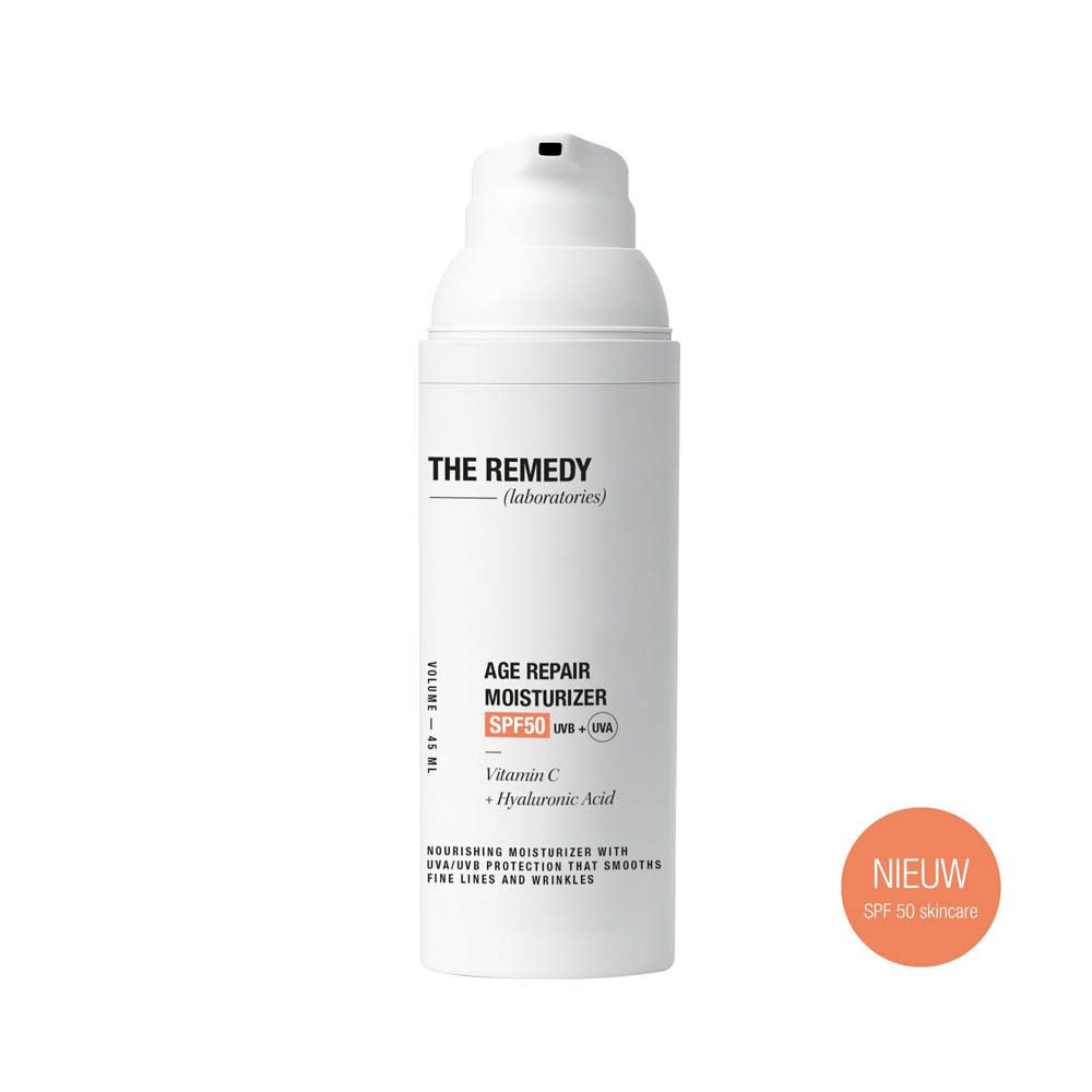Witte fles met pompdosering, 45 ml. Bevat Vitamine C en Hyaluronzuur.