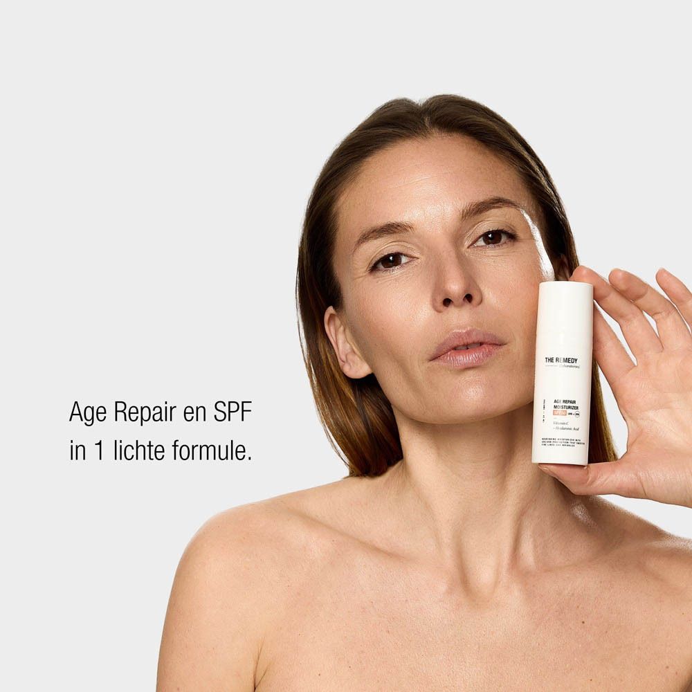 Witte fles met pompdosering, 45 ml. Bevat Vitamine C en Hyaluronzuur.