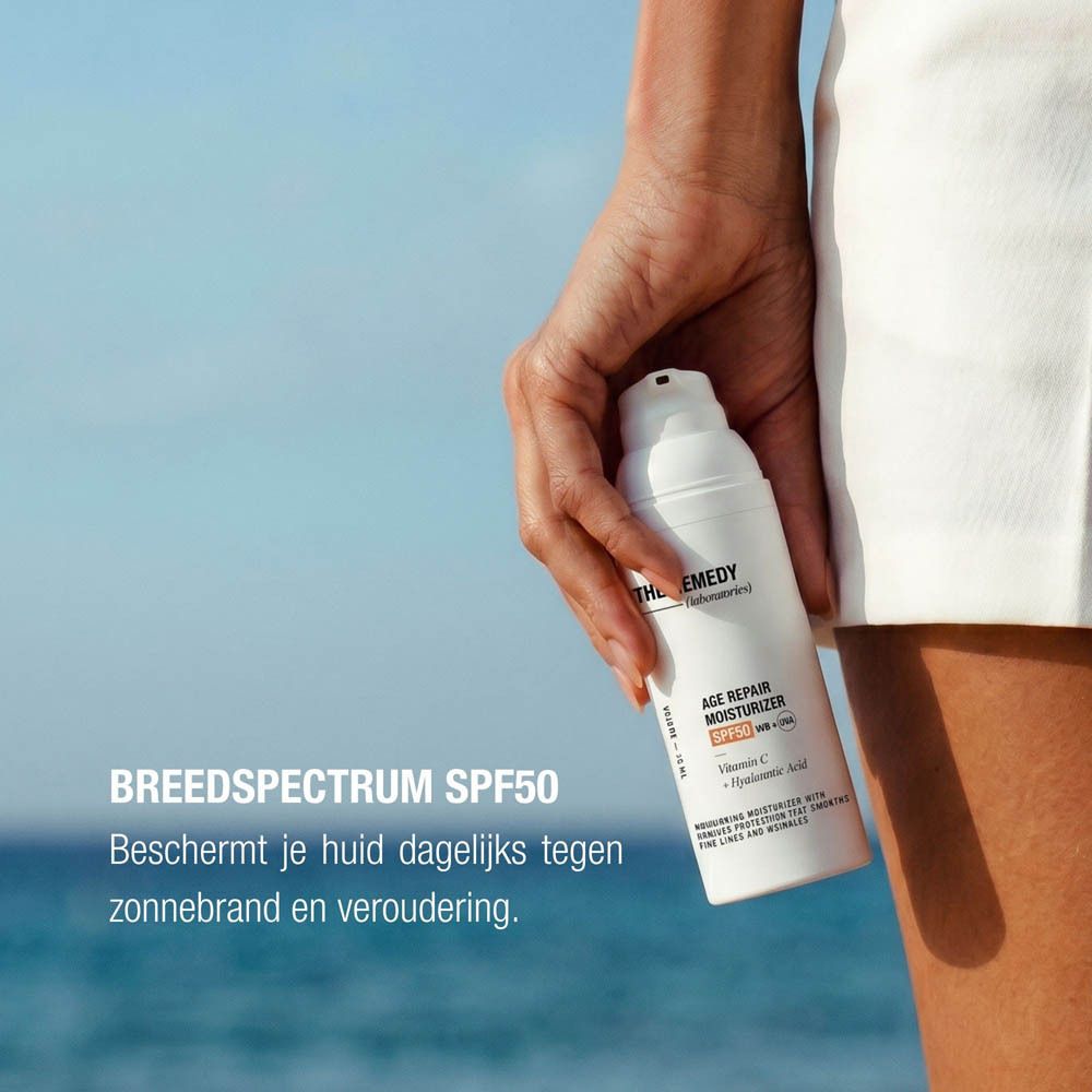 Witte fles met pompdosering, 45 ml. Bevat Vitamine C en Hyaluronzuur.