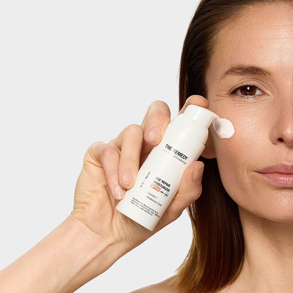 Flacon blanc avec pompe, 45 ml. Contient de la vitamine C et de l'acide hyaluronique.